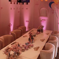 Sebuah pojokan khusus dibuat seperti di dalam kastil bagi Stormi dan para sepupunya untuk berkreasi. Gemas! (Foto: Instagram/@kyliejenner)