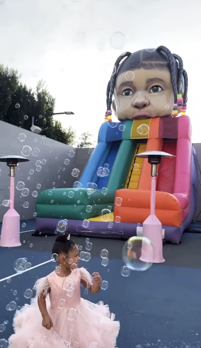 Pesta ulang tahun Stormi juga dimeriahkan dengan kehadiran seluncuran yang dihiasi wajah raksasa Stormi di atasnya. (Foto: Instagram/@kyliejenner)