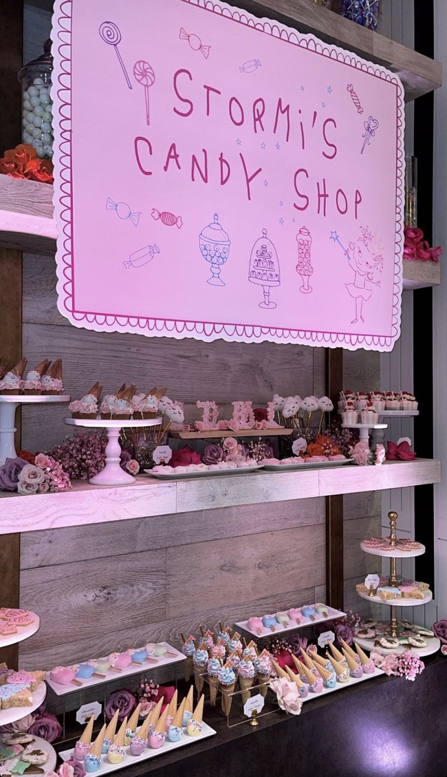 Para tamu turut dimanjakan dengan berbagai kue manis dan permen warna-warni. (Foto: Instagram/@kyliejenner)