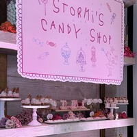 Para tamu turut dimanjakan dengan berbagai kue manis dan permen warna-warni. (Foto: Instagram/@kyliejenner)