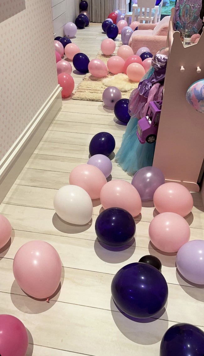 Balon memenuhi hampir di segala sudut rumah Kylie Jenner untuk perayaan ulang tahun Stormi. (Foto: Instagram/@kyliejenner)