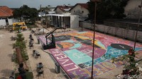 Bangunan dan interior gedung di Critical 11 ini juga mengusung konsep industrial, yang bisa memanjakan pengunjung. Selain itu, ada juga taman bermain bagi anak-anak. Ada mobil-mobilan juga dan kursi plastik yang bisa digunakan duduk oleh anak-anak.