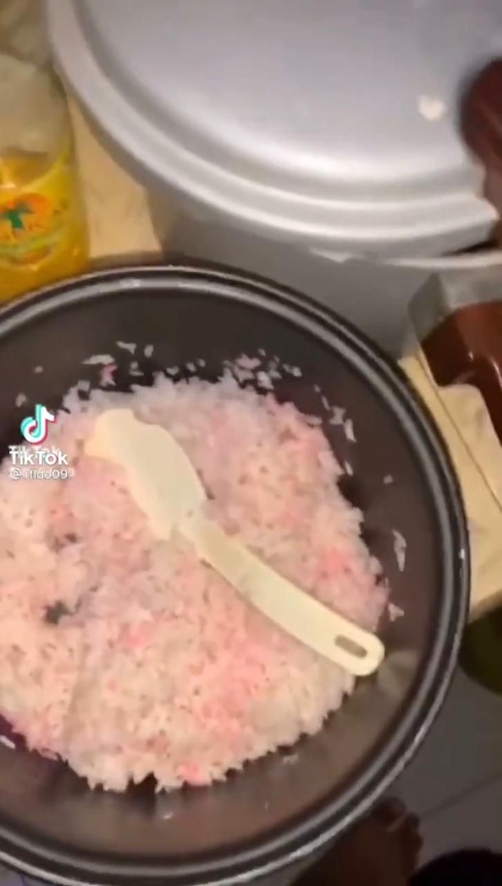 Unik! Satu Keluarga Ini Hobi Masak Nasi hingga Sayur Tahu Warna Pink