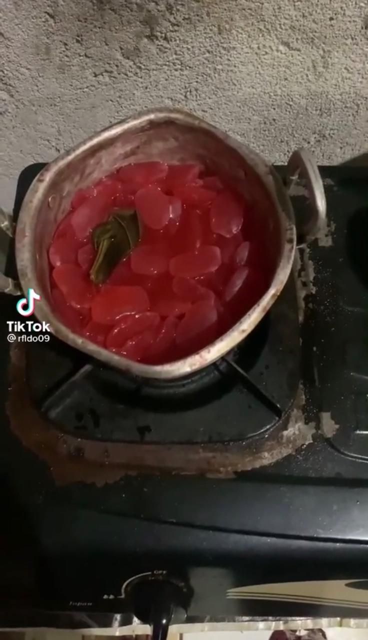 Unik! Satu Keluarga Ini Hobi Masak Nasi hingga Sayur Tahu Warna Pink