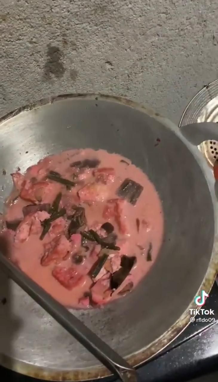 Unik! Satu Keluarga Ini Hobi Masak Nasi hingga Sayur Tahu Warna Pink