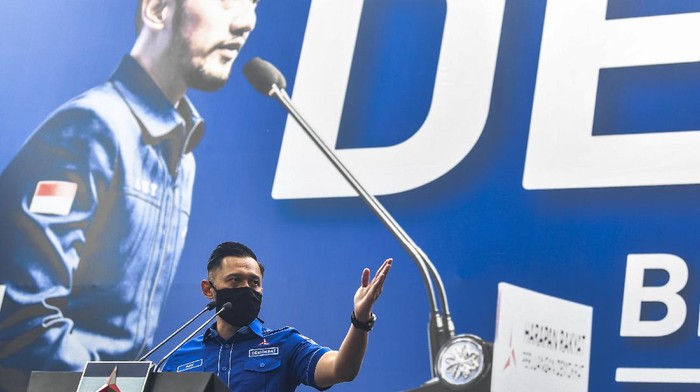 Ketua Umum DPP Partai Demokrat Agus Harimurti Yudhoyono (AHY) berjalan saat akan memberikan keterangan pers di kantor DPP Partai Demokrat , Jakarta, Senin (1/2/2021). AHY menyampaikan adanya upaya pengambilalihan kepemimpinan Partai Demokrat secara paksa, di mana gerakan itu melibatkan pejabat penting pemerintahan, yang secara fungsional berada di dalam lingkaran kekuasaan terdekat dengan Presiden Joko Widodo. ANTARA FOTO/Muhammad Adimaja/wsj.