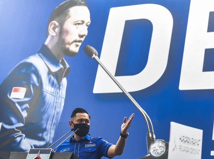 Ketua Umum DPP Partai Demokrat Agus Harimurti Yudhoyono (AHY) berjalan saat akan memberikan keterangan pers di kantor DPP Partai Demokrat , Jakarta, Senin (1/2/2021). AHY menyampaikan adanya upaya pengambilalihan kepemimpinan Partai Demokrat secara paksa, di mana gerakan itu melibatkan pejabat penting pemerintahan, yang secara fungsional berada di dalam lingkaran kekuasaan terdekat dengan Presiden Joko Widodo. ANTARA FOTO/Muhammad Adimaja/wsj.