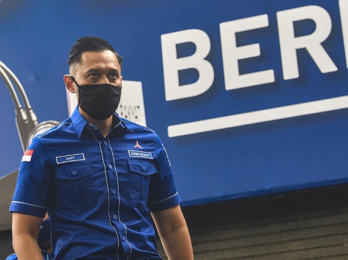 Ketua Umum DPP Partai Demokrat Agus Harimurti Yudhoyono (AHY) berjalan saat akan memberikan keterangan pers di kantor DPP Partai Demokrat , Jakarta, Senin (1/2/2021). AHY menyampaikan adanya upaya pengambilalihan kepemimpinan Partai Demokrat secara paksa, di mana gerakan itu melibatkan pejabat penting pemerintahan, yang secara fungsional berada di dalam lingkaran kekuasaan terdekat dengan Presiden Joko Widodo. ANTARA FOTO/Muhammad Adimaja/wsj.