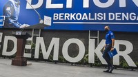 Ketua Bappilu Partai Demokrat (PD) Andi Arief menyebut sosok orang dekat di lingkar Presiden Joko Widodo (Jokowi) yang ingin mengambil kepemimpinan Agus Harimurti Yudhoyono (AHY). Andi Arief menyebut sosok itu adalah Kepala Kantor Staf Kepresiden (KSP) Moeldoko. Moeldoko telah memberi penjelasan terkait isu kudeta Partai Demokrat. Moeldoko meminta isu ini tak diseret ke mana-mana karena ini urusan dia pribadi.