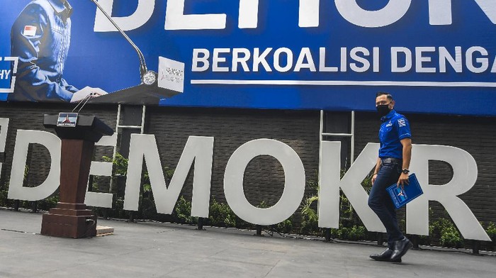 Ketua Umum DPP Partai Demokrat Agus Harimurti Yudhoyono (AHY) berjalan saat akan memberikan keterangan pers di kantor DPP Partai Demokrat , Jakarta, Senin (1/2/2021). AHY menyampaikan adanya upaya pengambilalihan kepemimpinan Partai Demokrat secara paksa, di mana gerakan itu melibatkan pejabat penting pemerintahan, yang secara fungsional berada di dalam lingkaran kekuasaan terdekat dengan Presiden Joko Widodo. ANTARA FOTO/Muhammad Adimaja/wsj.