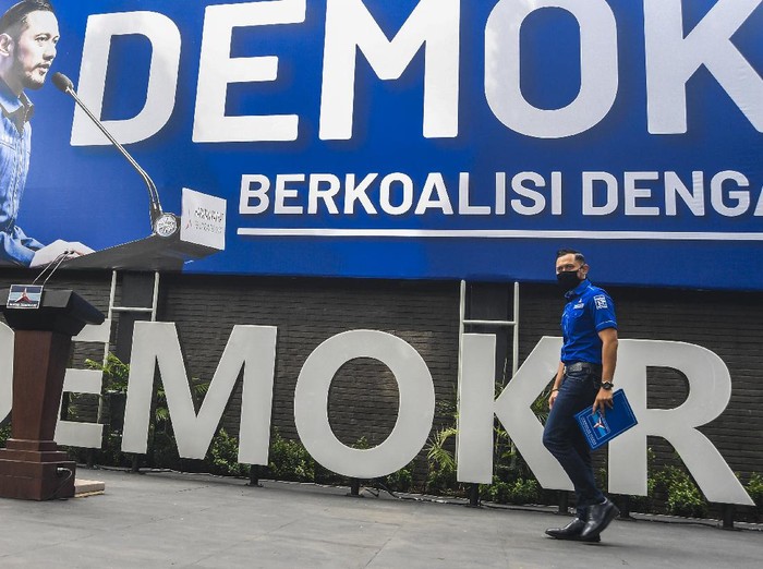 Ketua Umum DPP Partai Demokrat Agus Harimurti Yudhoyono (AHY) berjalan saat akan memberikan keterangan pers di kantor DPP Partai Demokrat , Jakarta, Senin (1/2/2021). AHY menyampaikan adanya upaya pengambilalihan kepemimpinan Partai Demokrat secara paksa, di mana gerakan itu melibatkan pejabat penting pemerintahan, yang secara fungsional berada di dalam lingkaran kekuasaan terdekat dengan Presiden Joko Widodo. ANTARA FOTO/Muhammad Adimaja/wsj.