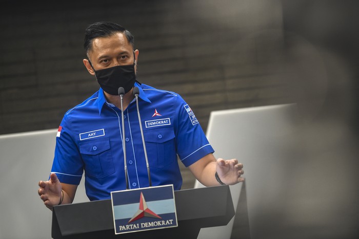 Ketua Umum DPP Partai Demokrat Agus Harimurti Yudhoyono (AHY) berjalan saat akan memberikan keterangan pers di kantor DPP Partai Demokrat , Jakarta, Senin (1/2/2021). AHY menyampaikan adanya upaya pengambilalihan kepemimpinan Partai Demokrat secara paksa, di mana gerakan itu melibatkan pejabat penting pemerintahan, yang secara fungsional berada di dalam lingkaran kekuasaan terdekat dengan Presiden Joko Widodo. ANTARA FOTO/Muhammad Adimaja/wsj.