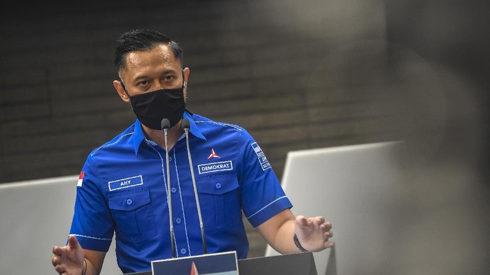 Ketua Umum DPP Partai Demokrat Agus Harimurti Yudhoyono (AHY) berjalan saat akan memberikan keterangan pers di kantor DPP Partai Demokrat , Jakarta, Senin (1/2/2021). AHY menyampaikan adanya upaya pengambilalihan kepemimpinan Partai Demokrat secara paksa, di mana gerakan itu melibatkan pejabat penting pemerintahan, yang secara fungsional berada di dalam lingkaran kekuasaan terdekat dengan Presiden Joko Widodo. ANTARA FOTO/Muhammad Adimaja/wsj.