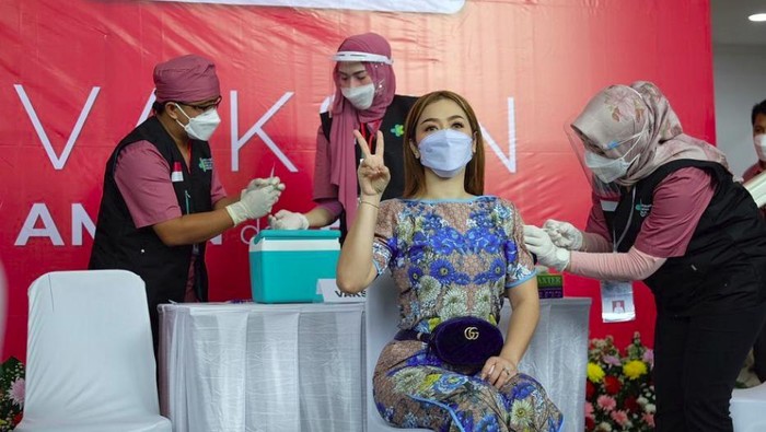 Vega Darwanti divaksinasi Corona