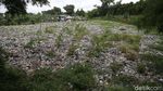 Waduh! Sampah Selapangan Bola di Bekasi Belum Juga Diangkut