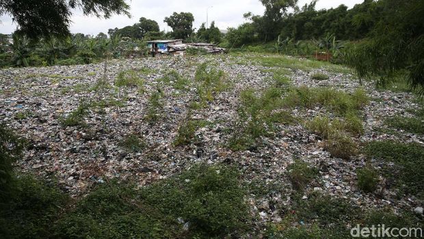 Hamparan sampah seluas lapangan sepakbola di Bekasi belum diangkut juga. Padahal Wali Kota Bekasi telah memerintahkan jajarannya untuk mengangkutnya.