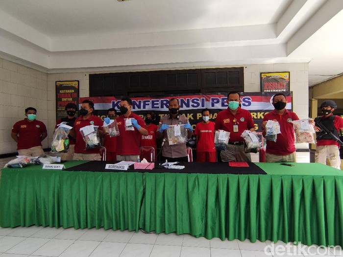 Wakil Direktur Resnarkoba Polda Jateng AKBP Rizki Ferdiansyah rilis kasus narkoba, Selasa (2/2/2021).