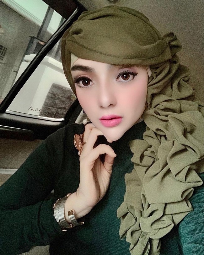 Soal penampilannya berseragam PNS dengan makeup ala Barbie yang dianggap berlebihan, begini tanggapannya. Cukup aku doa kan yang positif dan baik kepada Allah SWT. Ya aku kan foto atau buat konten untuk kepentingan usaha jilbab dan butik aku. Ya tentunya aku harus menjaga penampilan dong, terserah netizen mau menilainya seperti apa, jelasnya. Foto: Instagram @yuni_jasminebutiq.