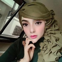 Soal penampilannya berseragam PNS dengan makeup ala Barbie yang dianggap berlebihan, begini tanggapannya. Cukup aku doa kan yang positif dan baik kepada Allah SWT. Ya aku kan foto atau buat konten untuk kepentingan usaha jilbab dan butik aku. Ya tentunya aku harus menjaga penampilan dong, terserah netizen mau menilainya seperti apa, jelasnya. Foto: Instagram @yuni_jasminebutiq.