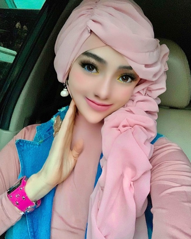 Pada akhir wawancara, Yuni menyebutkan tentang gaya hijab yang ia kenakan untuk OOTD saat memakai seragam PNS. Kata Yuni, itu adalah gaya hijab Barbie Queen. Semua warna bisa dibuatkan (bisa sesuai permintaan). Bahan hijabnya sifon ceruty. Bisa request panjang dan pendeknya jadi harganya menyesuaikan. Hijabnya instan jadi bisa langsung dipakai, ucapanya promosi. Foto: Instagram @yuni_jasminebutiq.