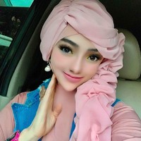 Pada akhir wawancara, Yuni menyebutkan tentang gaya hijab yang ia kenakan untuk OOTD saat memakai seragam PNS. Kata Yuni, itu adalah gaya hijab Barbie Queen. Semua warna bisa dibuatkan (bisa sesuai permintaan). Bahan hijabnya sifon ceruty. Bisa request panjang dan pendeknya jadi harganya menyesuaikan. Hijabnya instan jadi bisa langsung dipakai, ucapanya promosi. Foto: Instagram @yuni_jasminebutiq.