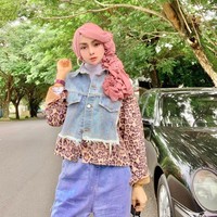 Dalam kesehariannya, Yuni yang merupakan ibu dari tiga anak itu bekerja sebagai pegawai. Dia juga memiliki butik pakaian di Bandar Lampung. Aku jual baju-baju, aksesori, hijab-hijab lucu. Aku membuka butik sejak 2008, terus vakum beberapa tahun, aku buka lagi pada 2014 sampai sekarang, lanjut wanita 42 tahun itu. Kemudian Yuni Jasmine kembali viral usai berbincang dengan dr. Richard Lee mengenai berbagai prosedur yang dilakukannya.  Foto: Instagram @yuni_jasminebutiq.