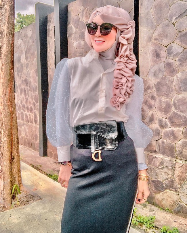 Wanita 42 tahun itu menjelaskan jika konten yang ia buat seputar gaya busana untuk promosi koleksi butik miliknya. Ketika ditanya tentang komentar pedas netizen, Yuni mengaku sering menerimanya di akun media sosialnya. Dan dia juga tidak ambil pusing. Foto: Instagram @yuni_jasminebutiq.