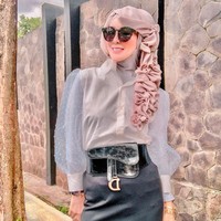 Wanita 42 tahun itu menjelaskan jika konten yang ia buat seputar gaya busana untuk promosi koleksi butik miliknya. Ketika ditanya tentang komentar pedas netizen, Yuni mengaku sering menerimanya di akun media sosialnya. Dan dia juga tidak ambil pusing. Foto: Instagram @yuni_jasminebutiq.