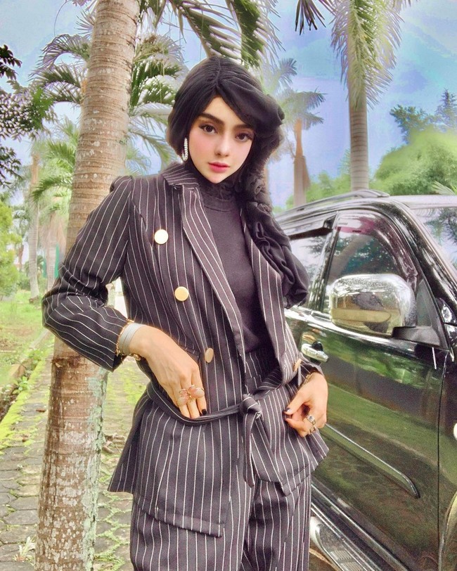 Ya kalau komentar negatif pasti ada ya baik itu ada yang mencibir,menghujat atau membully tapi ada juga komentar yang positif dan membela aku. Cara menghadapinya kalau aku sih tidak perlu ditanggapi ya ataupun dibalas komentarnya. Cukup dijadikan bahan kritik yang membangun untuk aku berkreasi lebih baik lagi ke depannya, ucapnya. Foto: Instagram @yuni_jasminebutiq.