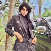 Ya kalau komentar negatif pasti ada ya baik itu ada yang mencibir,menghujat atau membully tapi ada juga komentar yang positif dan membela aku. Cara menghadapinya kalau aku sih tidak perlu ditanggapi ya ataupun dibalas komentarnya. Cukup dijadikan bahan kritik yang membangun untuk aku berkreasi lebih baik lagi ke depannya, ucapnya. Foto: Instagram @yuni_jasminebutiq.