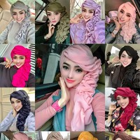 Wanita berhijab itu mengungkapkan alasannya mengubah bentuk dagunya itu. Kata Yuni, sejak dulu dia memang sudah suka dengan segala sesuatu yang berkaitan dengan perawatan kecantikan. Aku dari kecil sudah hobi dandan dan suka dengan kecantikan. Sejak dulu memang suka dandan treatment-treatment baru di klinik kecantikan, supaya kelihatan awet muda aja, ucap wanita yang mengaku mendapat izin dari suami untuk mengubah penampilannya asalkan bukan dengan jalan operasi plastik. Foto: Instagram @yuni_jasminebutiq.