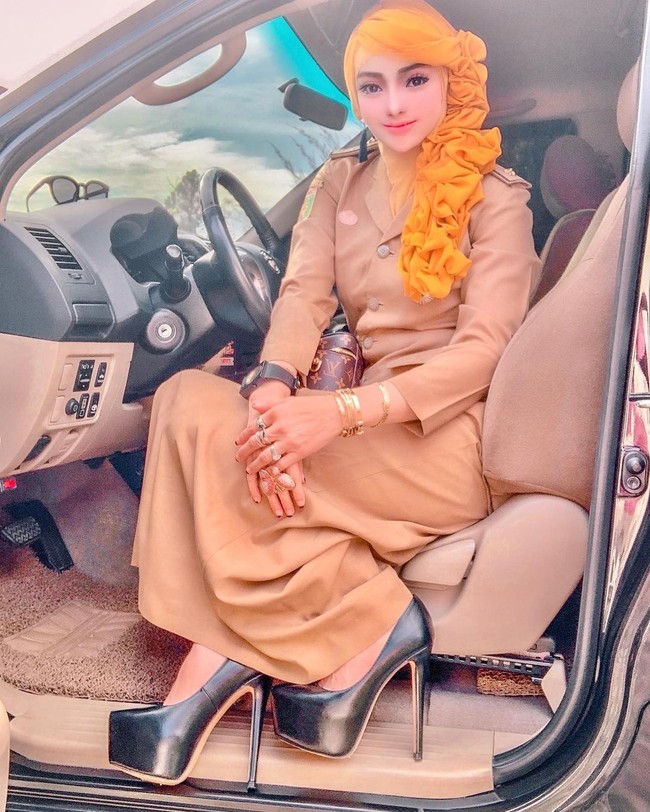 Wolipop menghubungi Yunianingyas Fajarini S.STP M,M, yang videonya memakai seragam PNS dan mengenakan makeup ala Barbie viral. Dia mengaku tidak terkejut lagi dirinya viral karena sebelumnya juga pernah menjadi perbincangan warganet. Foto: Instagram @yuni_jasminebutiq.