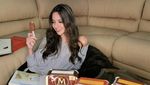 10 Pose Kece Nia Ramadhani Nikmati Es Krim dan Cake Cantik