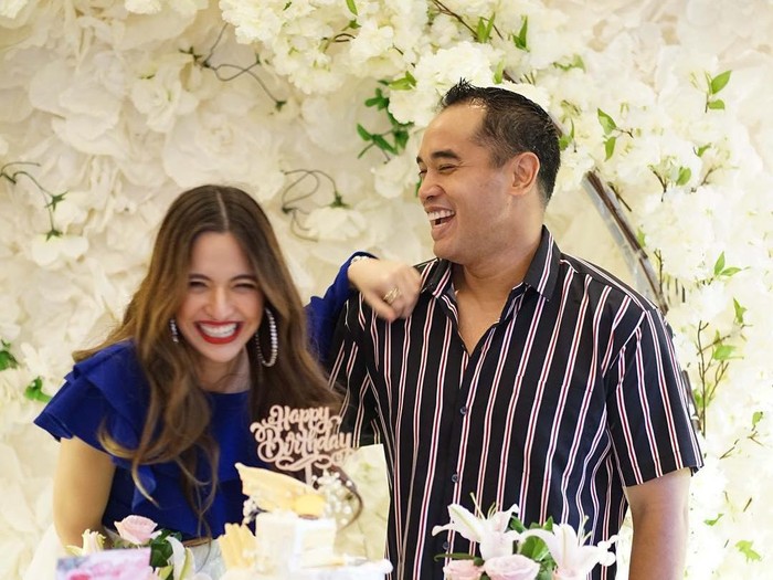 10 Pose Kece Nia Ramadhani Nikmati Es Krim dan Cake Cantik
