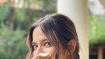10 Pose Kece Nia Ramadhani Nikmati Es Krim dan Cake Cantik