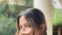 Istri Ardhi Bakrie ini memang tidak terbiasa membawakan acara, Nia lebih sering aktif sebagai model atau membawakan program televisi. Penggemar berat es krim ini terbilang sukses menjaga bobot badannya.  Foto: instagram @ramadhaniabakrie