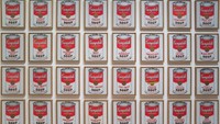 Sepanjang kariernya, Andy Warhol kerap membuat karya seni kontroversial dan terus dibicarakan oleh publik. Salah satunya adalah kaleng sup campbell senilai Rp 6,5 miliar dan pernah dicuri saat dipamerkan di Museum Seni Missouri, AS.  Foto: Istimewa
