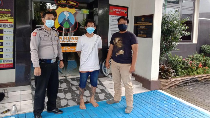 adik bakar rumah kakak