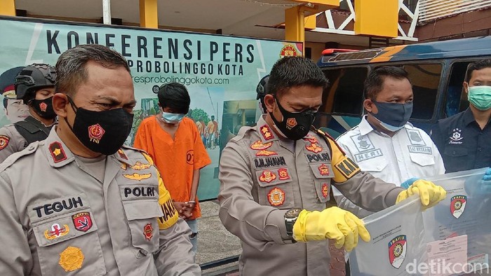 Sopir angkot ugal-ugalan di Kabupaten Probolinggo sengaja menyenggol polisi saat diminta berhenti. Kini sopir tersebut dijerat pasal berlapis.
