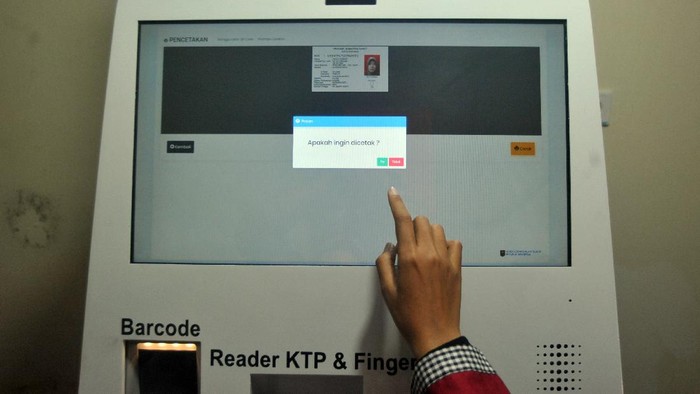 ANJUNGAN DUKCAPIL MANDIRI Warga mencetak KTP elektronik, di mesin Anjungan Dukcapil Mandiri (ADM), di Padang, Sumatera Barat, Rabu (3/2/2021). Kantor Dinas Kependudukan dan Pencatatan Sipil Padang meresmikan penggunaan mesin ADM yang bisa mencetak KTP, Kartu Keluarga dan Akta Kelahiran dan dapat digunakan oleh warga secara mandiri hanya dalam waktu dua menit. ANTARA FOTO/Iggoy el Fitra/hp.