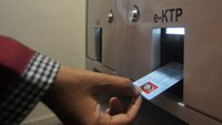 Kantor Dinas Kependudukan dan Pencatatan Sipil Padang meresmikan penggunaan mesin ADM yang bisa mencetak KTP, Kartu Keluarga dan Akta Kelahiran dan dapat digunakan oleh warga secara mandiri hanya dalam waktu dua menit.