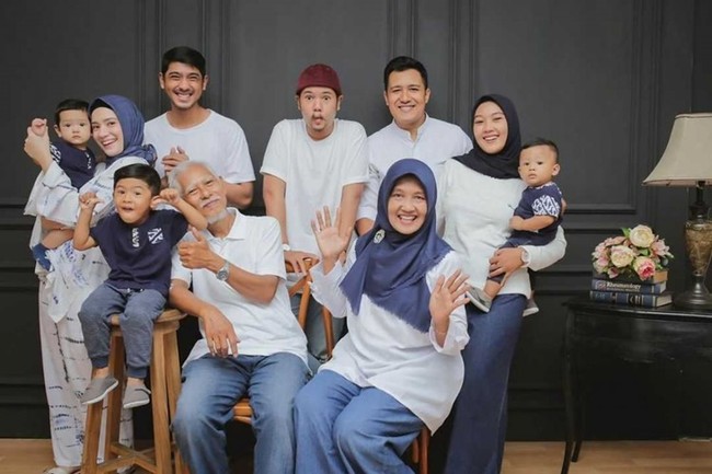 Kalau ini potret Arya Saloka bersama keluarga besarnya. Terlihat family man banget kan? Foto: Instagram.com/putriannesaloka