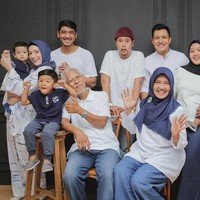 Kalau ini potret Arya Saloka bersama keluarga besarnya. Terlihat family man banget kan? Foto: Instagram.com/putriannesaloka