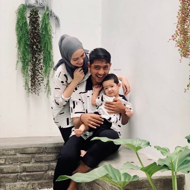 Walaupun disibukkan dengan syuting sinetron, tetapi Arya Saloka tidak pernah melupakan keluarganya. Dia sering mengunggah momen-momen kebersamaannya dengan keeluarga kecilnya di Instagram. Foto: Instagram.com/putriannesaloka