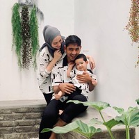 Walaupun disibukkan dengan syuting sinetron, tetapi Arya Saloka tidak pernah melupakan keluarganya. Dia sering mengunggah momen-momen kebersamaannya dengan keeluarga kecilnya di Instagram. Foto: Instagram.com/putriannesaloka