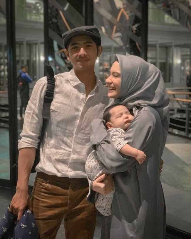 Inilah salah satu momen kebersamaan Arya Saloka dengan anak dan istrinya, Putri Anne. Bagaimana menurutmu? Foto: Instagram.com/arya.saloka