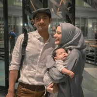 Inilah salah satu momen kebersamaan Arya Saloka dengan anak dan istrinya, Putri Anne. Bagaimana menurutmu? Foto: Instagram.com/arya.saloka