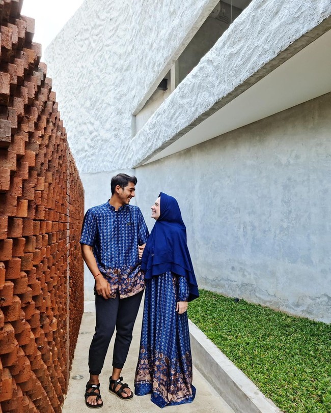 Pria 29 tahun itu mengawali karirnya dengan menjadi seorang figuran di sebuah FTV. Bahkan saat itu dirinya hanya dibayar Rp 75 ribu. Tapi kini karirnya sudah jauh meningkat dan memiliki banyak penggemar. Foto: Instagram.com/arya.saloka