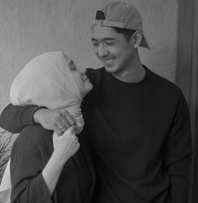 Dalam kehidupan nyata, ternyata Arya merupakan sosok family man. Beda jauh banget sama karakter yang diperankannya di sinetron Ikatan Cinta. Foto: Instagram.com/arya.saloka