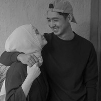 Dalam kehidupan nyata, ternyata Arya merupakan sosok family man. Beda jauh banget sama karakter yang diperankannya di sinetron Ikatan Cinta. Foto: Instagram.com/arya.saloka